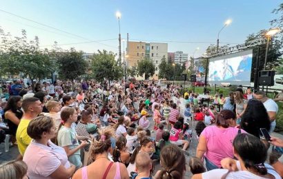 Filmul în parc din Târgu Jiu, un real succes! Sute de târgujieni au fost prezenți 